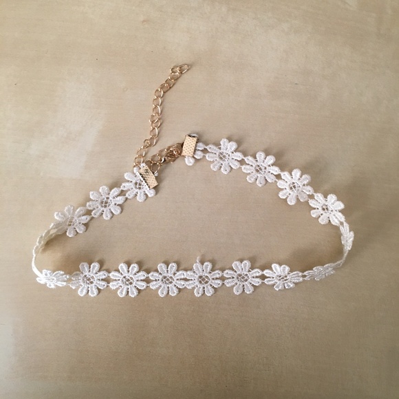 3/$15 ** White flowers lace choker band necklace - Picture 2 of 3